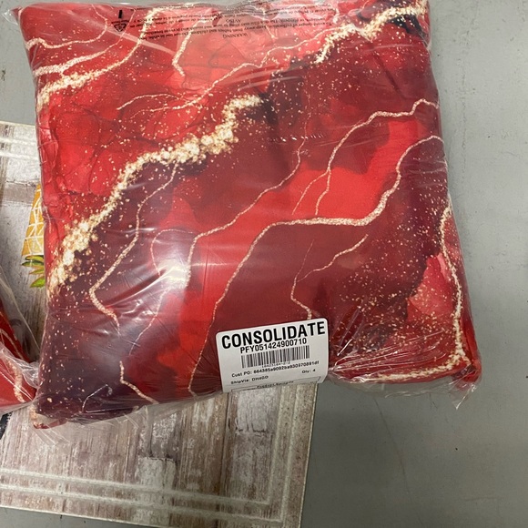 2 Red Marble Art Modern Decor Throw Pillows - NIB - 18’x18’ Gorgeous Collection - Picture 5 of 8
